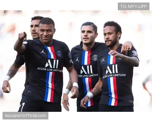 “赛前最后一练：曼联全员参与合练，滕哈格强调攻防转换速度”